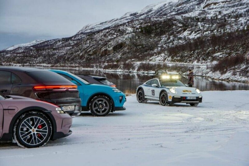 Fire elektriske Porsche-er og en 911 Dakar på vei til Mehamn for å lade. Sistnevnte bil er er en glimrende øvelse i nostalgi, som treffer på alle de rette notene. Fire elektriske Porsche-er og en 911 Dakar på vei til Mehamn for å lade. Sistnevnte bil er er en glimrende øvelse i nostalgi, som treffer på alle de rette notene. Foto: Ragnvald Johansen / Finansavisen