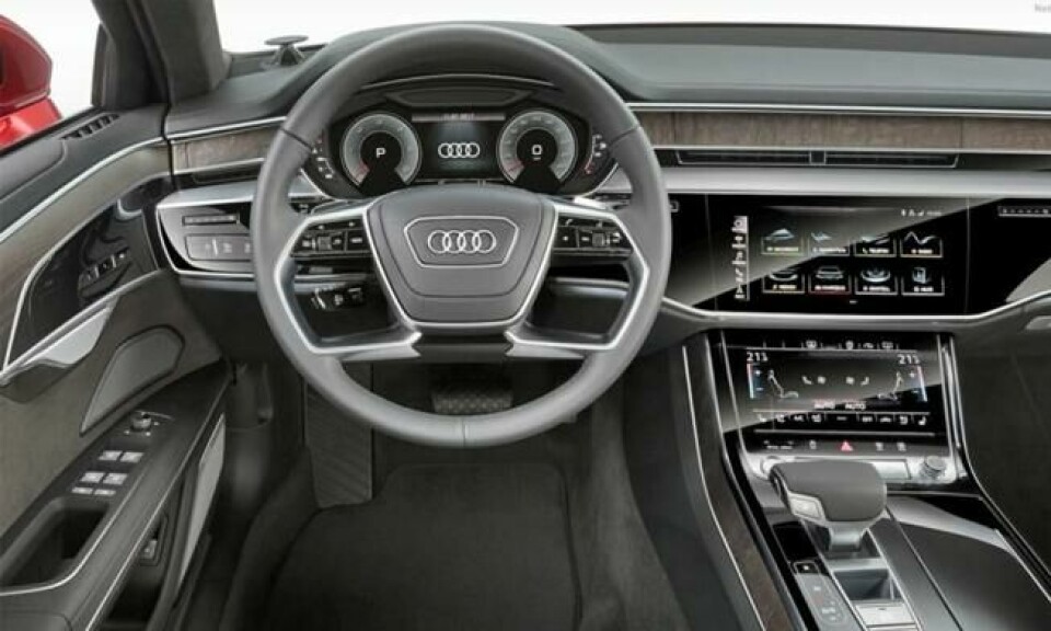 Audi har valgt å fjerne menyhjulet og hurtigmenyknappene rundt, som de har fått mye skryt for opp gjennom årene. Nå er det kun touchskjerm og avansert talestyring som gjelder. Audi har valgt å fjerne menyhjulet og hurtigmenyknappene rundt, som de har fått mye skryt for opp gjennom årene. Nå er det kun touchskjerm og avansert talestyring som gjelder.