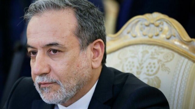 Irans utenriksminister Abbas Araghchi kommer med en pekefinger til USA før helgens atomsamtaler.