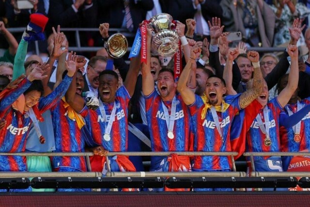 Crystal Palace-spillerne jubler med klubbens første store trofé etter seieren ovr Manchester City i FA-cupfinalen.