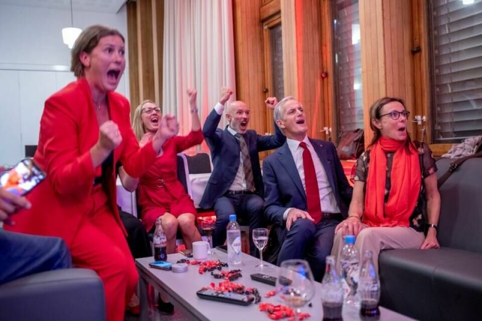 Ap-leder Jonas Gahr Støre jubler under Arbeiderpartiets valgvake på Folkets hus ved stortingsvalget 2021. Fra venstre rådgiverne Tale Jordbakke, Siri Storstein Hytten, Thomas Boe Hornburg, Støre og Støres kone Marit Slagsvold. Ap-leder Jonas Gahr Støre jubler under Arbeiderpartiets valgvake på Folkets hus ved stortingsvalget 2021. Fra venstre rådgiverne Tale Jordbakke, Siri Storstein Hytten, Thomas Boe Hornburg, Støre og Støres kone Marit Slagsvold. Foto: Javad Parsa / NTB