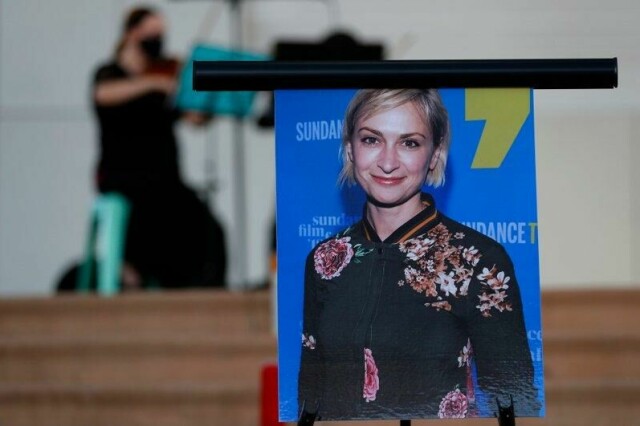 Den avdøde filmfotografen Halyna Hutchins ble hedret da filmen ble vist på en polsk filmfestival i fjor. Fredag hadde filmen premiere på kinoene i USA. Anmelderne er mer imponert av Hutchins kameraføring, enn de er av selve filmen.