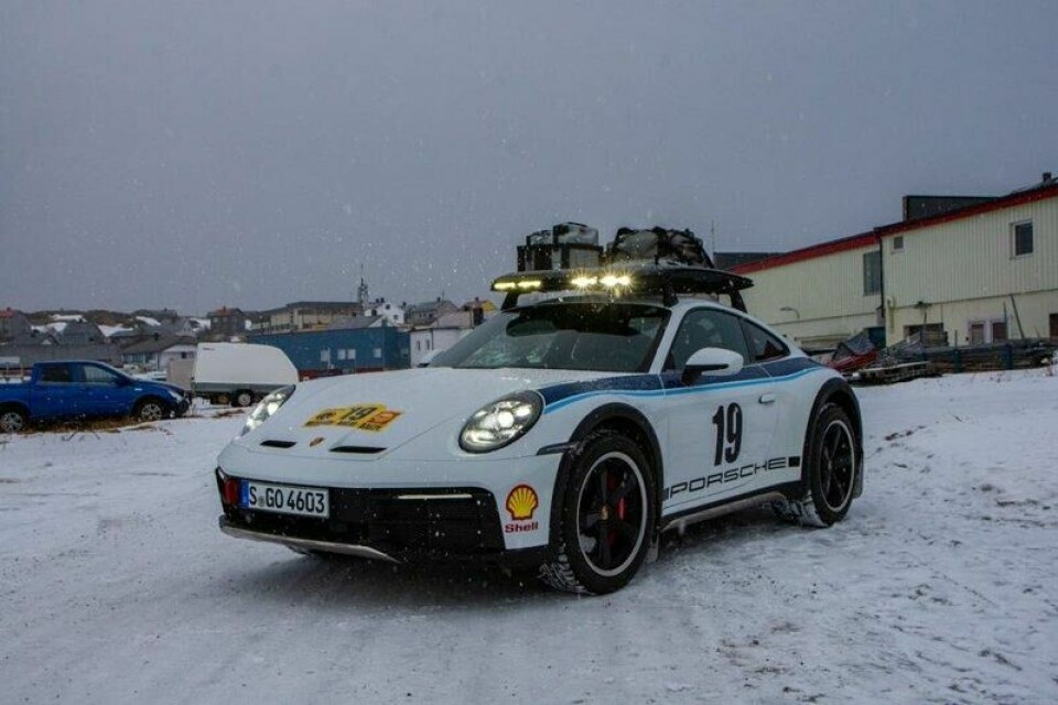 Porsche benyttet en 911 Dakar som følgebil på turen til Mehamn. Raden med Hella-lyskastere på fronten har blitt erstattet med LED-lys i den kule takgrinden. Porsche benyttet en 911 Dakar som følgebil på turen til Mehamn. Raden med Hella-lyskastere på fronten har blitt erstattet med LED-lys i den kule takgrinden. Foto: Ragnvald Johansen / Finansavisen
