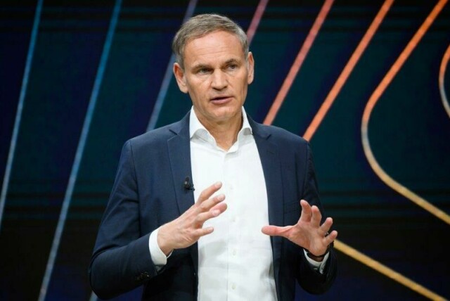 Volkswagen-sjef Oliver Blume sier det kan bli aktuelt å legge deler av Audi-produksjonen til USA.