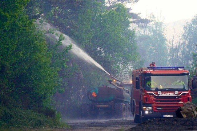 Brannvesenet jobbet intenst med å få kontroll over gressbrannen på Bømlo tirsdag og natt til onsdag. Onsdag morgen blusset brannen opp igjen.
