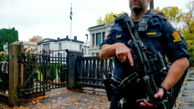 Oslo 20241008. En polititjenestemann står vakt utenfor Israels ambassade i Oslo. PST hever terrortrusselnivået i Norge fra 'Moderat' til 'Høy'. Flere negative forhold har forsterket terrortrusselen, blant annet knyttet til den pågående eskalering av konflikten i Midtøsten. I Norge er det først og fremst trusselen mot jødiske og israelske mål som er ytterligere skjerpet. Foto: Javad Parsa / NTB