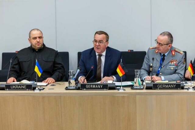 Rustem Umerov (til venstre) takker sin tyske forsvarsministerkollega Boris Pistorius (midten) for løftet om ytterligere 11 milliarder euro i militær bistand fram mot 2029. De to møttes i nato-hovedkvarteret i Brussel fredag, der de ble fotografert sammen med Tysklands forsvarssjef Carsten Breuer.