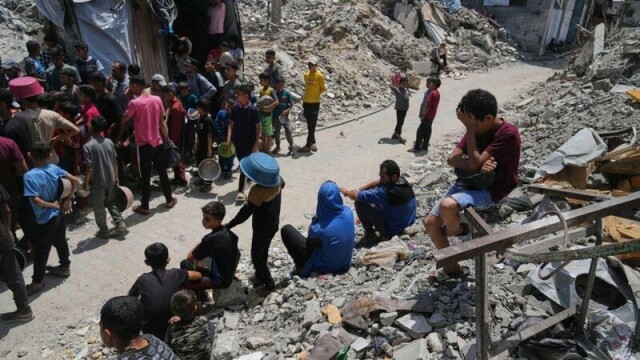 Palestinere i kø for å få mat i Jabalia nord på Gazastripen mandag.