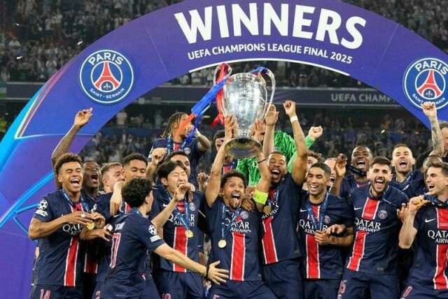 PSG-kaptein Marquinhos løfter mesterligatrofeet omgitt av lykkelige lagkamerater etter 5-0-seieren over Inter.