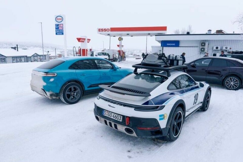 Esso-stasjonen i Kautokeino sørger for å fylle opp batteriene med strøm, og sjåførene med baconpølser. Esso-stasjonen i Kautokeino sørger for å fylle opp batteriene med strøm, og sjåførene med baconpølser. Foto: Ragnvald Johansen / Finansavisen