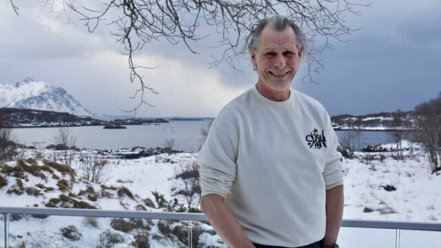 – Vi kjøpte eiendommen usett, og jeg hadde aldri vært i Vesterålen før vi flyttet hit, sier Ola Braanaas ved huset i Bø.