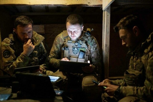 Soldater fra «Achilles»-bataljonen fra den ukrainske hærens 92. angrepsbrigade forbereder seg på å bruke en Vampire-drone over en frontlinje nær Chasiv Yar i Donetsk-regionen, 1. mai 2024. Disse dronene brukes nesten utelukkende om natten til å slippe ammunisjon på russiske mål eller forsyninger og medisinske nødvendigheter til ukrainske soldater i frontlinjen.