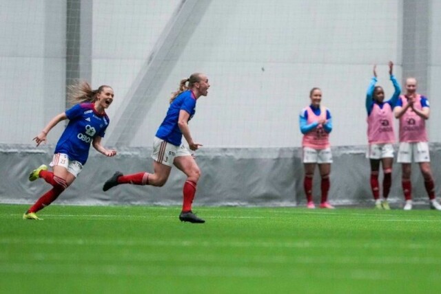 Vålerengas Michaela Kovacs scorer 1-0-målet under fotballkampen i Toppserien mellom Lillestrøm og Vålerenga i LSK-hallen tirsdag kveld.