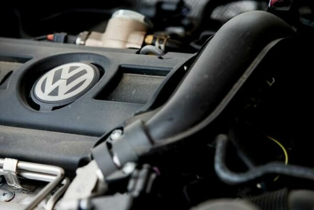 Illustrasjonsbilde av en Volkswagen-motor. I dag ventes dom i dieselutslippssaken mot fire Volkswagen-sjefer.