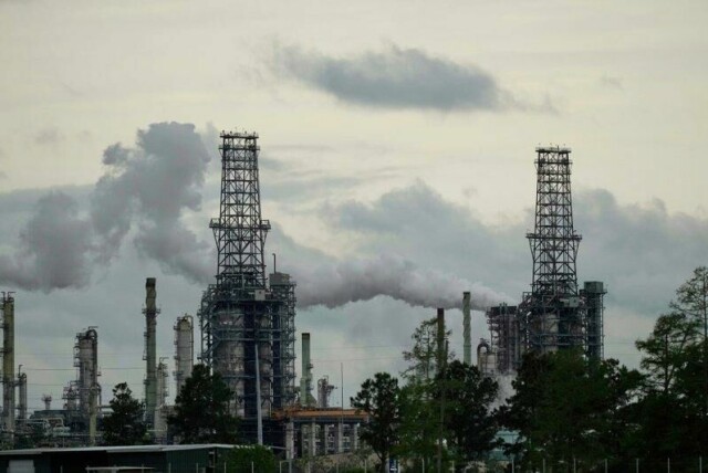 Etterspørselen etter olje vil falle fordi handelskrigen mellom USA og omverdenen vil svekke verdensøkonomien, spår Det internasjonale energibyrået (IEA). Illustrasjonsfoto: Gerald Herbert / AP / NTB