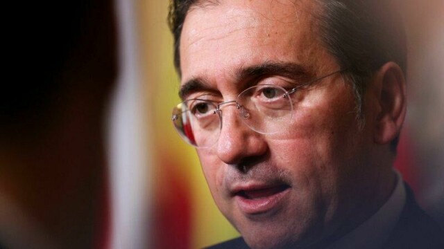 – Vi må alle bli enige om en felles våpenembargo, sier Spanias utenriksminister José Manuel Albares. Adrian Dennis / AP / NTB