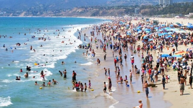 Turister på Santa Monica Beach i Los Angeles. Arkivfoto: Halvard Alvik / NTB