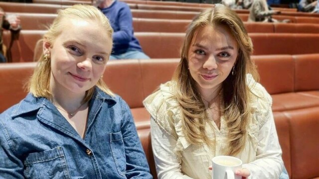 – Vi er en generasjon som ønsker å bidra og jobbe, men vi gikk glipp av flere år på videregående, sier Oda Oline Omdal (til venstre). Her sammen med Kaja Hovdenak, som begge representerer generasjon Z, de som er født mellom 1997 og 2010.