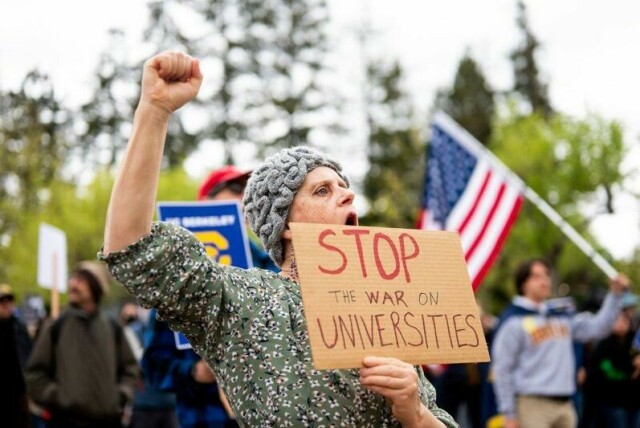 Det har vært mange protester i USA mot president Donald Trumps ulike tiltak mot universiteter og læresteder. Mange forskere har enten allerede valgt å flytte ut av USA eller signaliserer at de ønsker å gjøre det. Nå lokker EU med insentiver for å få dem til Europa. Her fra en protest ved Berkley University i april.