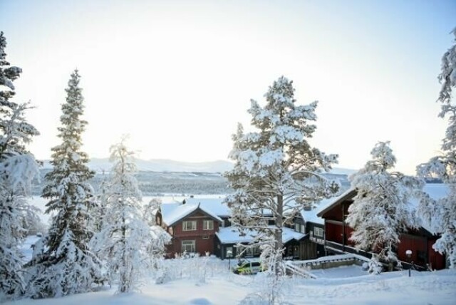 Mannen som drepte en kollega på Fefor høyfjellshotell på Vinstra i Gudbrandsdalen i januar i fjor, er dømt til fengsel.