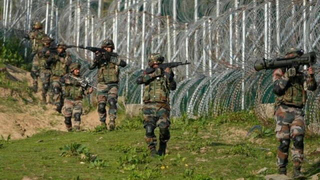 Indiske soldater viser seg fram for internasjonal presse ved grensen til Pakistan.