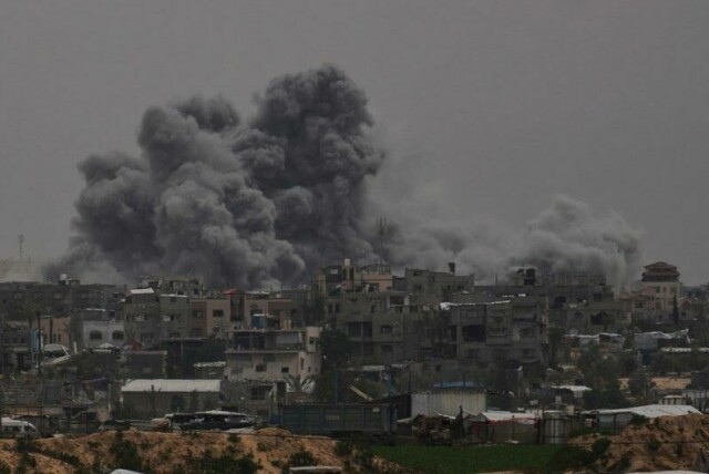 Røyken stiger mot himmelen etter et israelsk luftangrep i Khan Younis torsdag denne uken. Israel har for fullt gjenopptatt angrepene mot Gazastripen siden 18. mars, da våpenhvilen med Hamas brøt sammen.