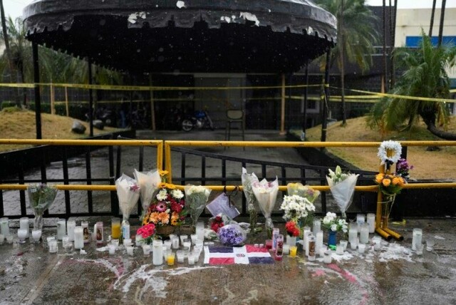 Blomster og lys er lagt ned utenfor nattklubben Jet Set i Santo Domingo, der 225 mistet livet da taket raste ned.