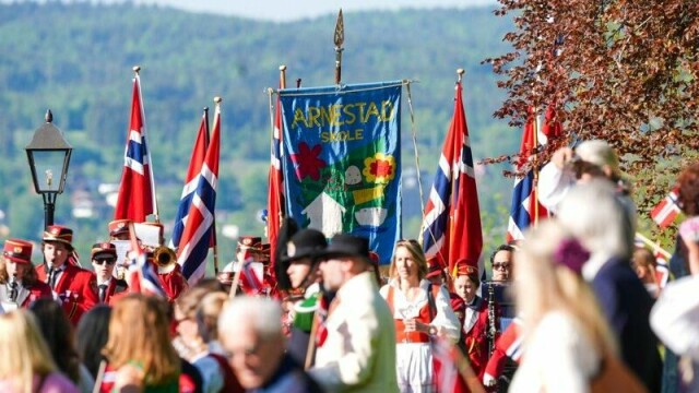 Arnestad skole på vei mot å hilse til Kronprinsesse Mette-Marit, kronprins Haakon og prinsesse Ingrid Alexandra under 17. maifeiringen på Skaugum i fjor.