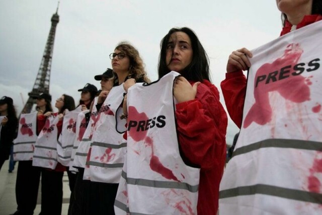 Fra en demonstrasjon i Paris i regi av Reporters Without Borders (RSF) til støtte for en journalist som ble drept i forbindelse med dekningen av Gaza-krigen i fjor høst.