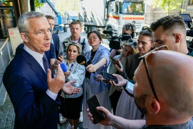 Finansminister Jens Stoltenberg utenfor Finansdepartementet tirsdag hvor han orienterte om bakgrunnen for at Equinor får fortsette med sin havvindutbygging i USA.