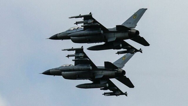 Ukrainske kampfly av typen F-16.