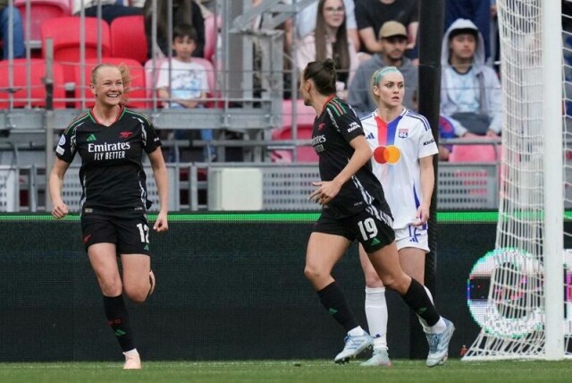 Frida Maanum (t.v.) og Arsenal herjet med Lyon.