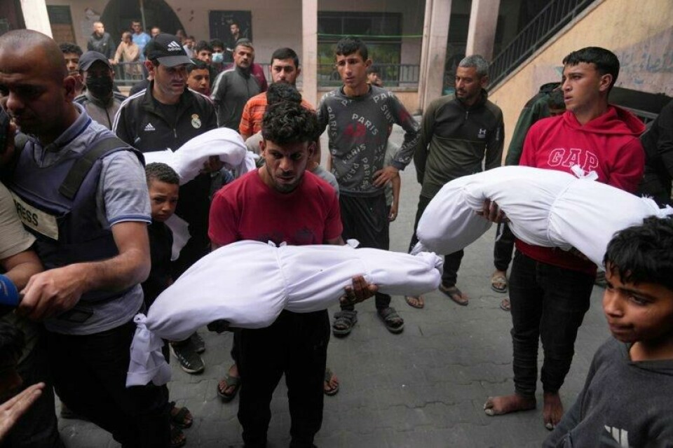 Ofre for et israelske angrep mot en skole, som huset internt fordrevne palestinere i Gaza by, blir båret til graven. Blant dem var det barn og kvinner. Ofre for et israelske angrep mot en skole, som huset internt fordrevne palestinere i Gaza by, blir båret til graven. Blant dem var det barn og kvinner. Foto: AP / NTB