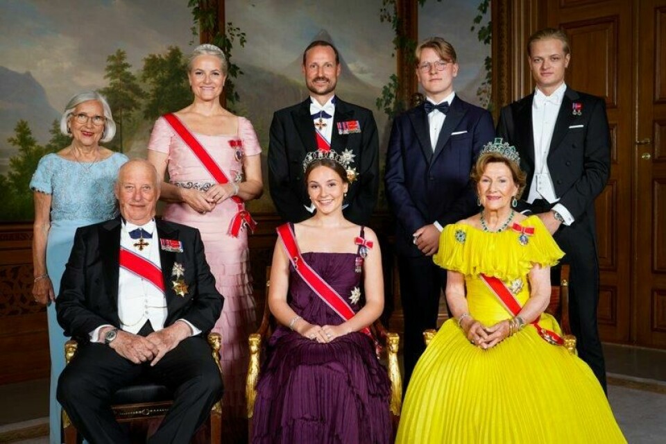 Prinsesse Ingrid Alexandra og kongefamilien på slottet. (Fra venstre) Marit Tjessem, kronprinsesse Mette-Marit, kronprins Haakon, prins Sverre Magnus, Marius Borg Høiby, kong Harald, prinsesse Ingrid Alexandra og dronning Sonja. Foto: Lise Åserud / NTB Prinsesse Ingrid Alexandra og kongefamilien på slottet. (Fra venstre) Marit Tjessem, kronprinsesse Mette-Marit, kronprins Haakon, prins Sverre Magnus, Marius Borg Høiby, kong Harald, prinsesse Ingrid Alexandra og dronning Sonja. Foto: Lise Åserud / NTB Foto: NTB