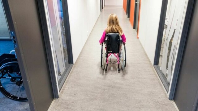 Det er flertall i Stortinget mot et lovforbud mot at mennesker mellom 0 og 50 år skal kunne plasseres på sykehjem mot sin vilje. Det møter sterke reaksjoner fra flere hold.