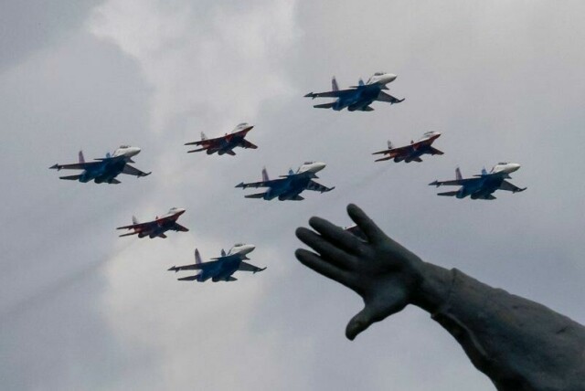 Russiske Sukhoi Su-30SM jagerfly og MiG-29 jagerfly flyr over Moskva under generalprøven på militærparaden på Seiersdagen 7. mai 2025 da Russland feiret 80-årsjubileet for Sovjetunionens seier over Nazi-Tyskland i 2. verdenskrig 9. mai.