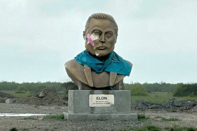 En statue av SpaceX-grunnlegger Elon Musk nær byen Boca Chica i Texas. Dette området er nå Starbase, Texas.
