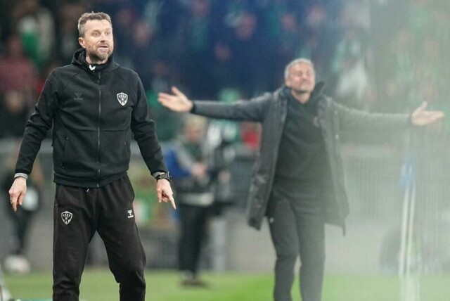 Eirik Hornelands skjebnekamp søndag ble avbrutt før pause da en linjemann ble truffet av en gjenstand kastet fra tribunen. Bildet er fra en tidligere kamp.