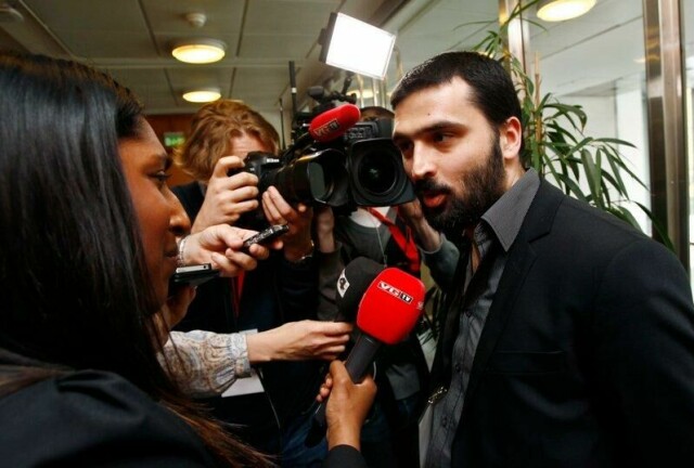 Ali Esbati intervjues i Oslo tinghus i 2012, under rettssaken om terrorangrepet mot AUF og Utøya. Esbati var på øya under terrorangrepet 22. juli 2011.