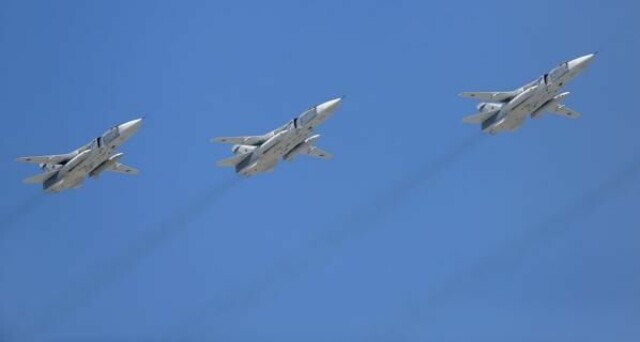 Tupolev Tu-22M3 viser seg fram over Den røde plass i Moskva. De strategiske bombeflyene har flere ganger blitt observert utenfor norskekysten.
