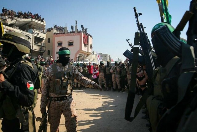 251 mennesker ble tatt som gisler og fraktet til Gaza 7. oktober 2023. Siden har det vært gjennomført flere overleveringer av både levende og døde gisler. Bildet viser Hamas-krigere som klargjør et område under en gisseloverrekkelse i Khan Younis 30. januar i år.