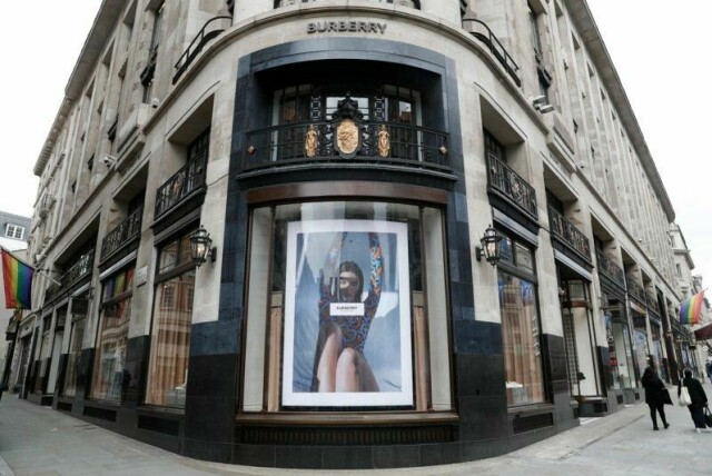 Hundrevis av mennesker som jobber for motemerket Burberry, mister jobben. Her fra butikken i Regents Street i London.