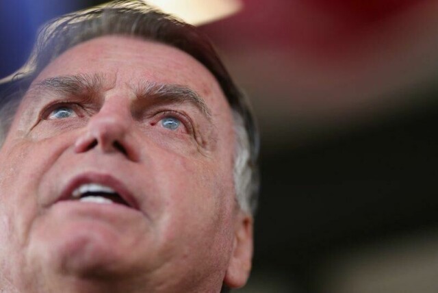 Brasils tidligere president Jair Bolsonaro har vært innlagt og blitt operert flere ganger tidligere for smerter i magen etter et knivangrep i 2018. Søndag ble han operert på nytt. Bildet er fra forrige måned.