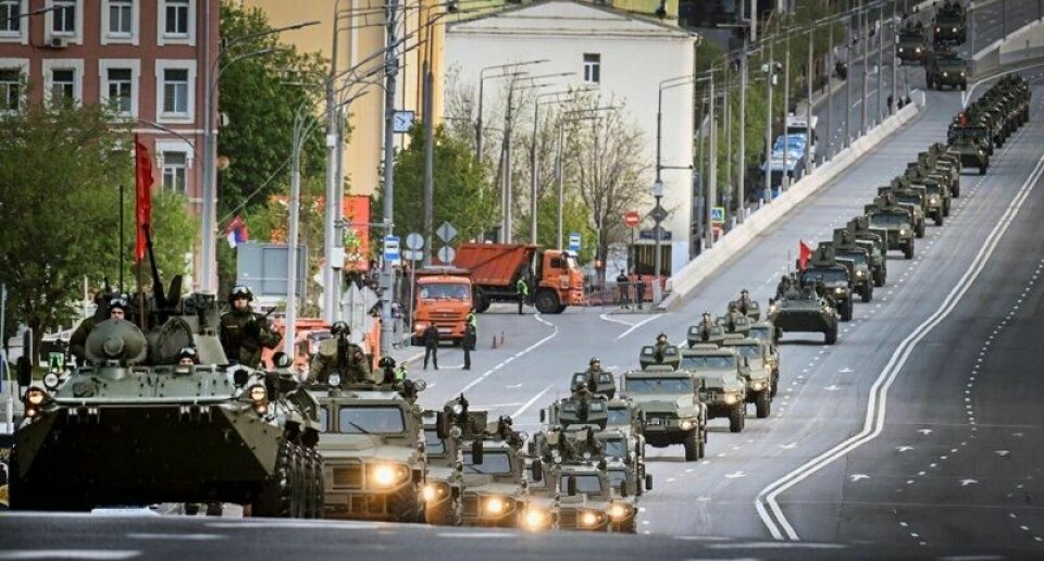 – Jeg tror det kan være mer farlig politisk for Putin hvis krigen stopper helt opp. Så lenge det er litt framgang kan de antagelig fortsette å ta litt mer av ukrainsk territorium, mener Tor Bukkvoll. På bildet kjører en russisk militærkonvoi gjennom Moskva under en øvelse til Seiersdagen-paraden. – Jeg tror det kan være mer farlig politisk for Putin hvis krigen stopper helt opp. Så lenge det er litt framgang kan de antagelig fortsette å ta litt mer av ukrainsk territorium, mener Tor Bukkvoll. På bildet kjører en russisk militærkonvoi gjennom Moskva under en øvelse til Seiersdagen-paraden. Foto: AFP/NTB