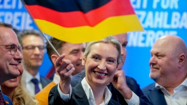 Sikkerhetstjenesten BfV regner nå hele AfD som ekstremistisk. Her feirer statsministerkandidat Alice Weidel et godt valg i februar.