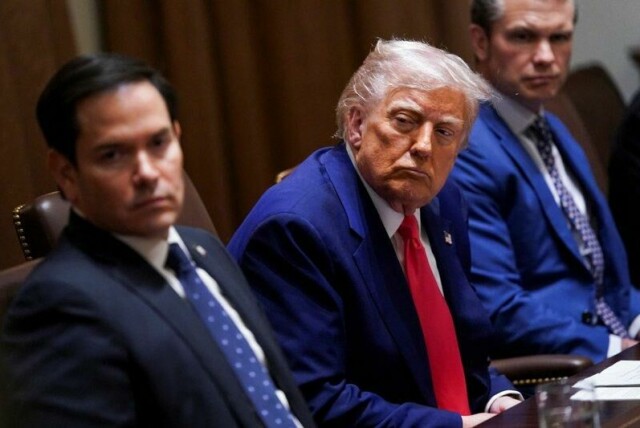 USAs president Donald Trump, forsvarsminister Pete Hegseth og utenriksminister Marco Rubio deltar på et statsråd i Det hvite hus i Washington, D.C., USA, 10. april 2025. REUTERS/Nathan Howard