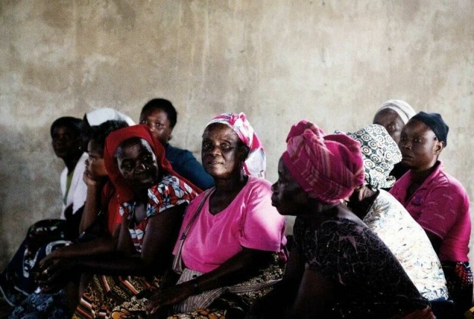 SOS-barnebyer støtter kvinnegruppa Pache Paches (sakte, sakte) arbeid med barns rettigheter, for å hindre vold og overgrep i sårbare familier provinsen Lusaka i Zambia. «Vi er de sårbare familienes sikkerhetsnett» sier gruppa selv, ifølge programsjef Trine Riis-Hansen. SOS-barnebyer støtter kvinnegruppa Pache Paches (sakte, sakte) arbeid med barns rettigheter, for å hindre vold og overgrep i sårbare familier provinsen Lusaka i Zambia. «Vi er de sårbare familienes sikkerhetsnett» sier gruppa selv, ifølge programsjef Trine Riis-Hansen. Foto: SOS-barnebyer
