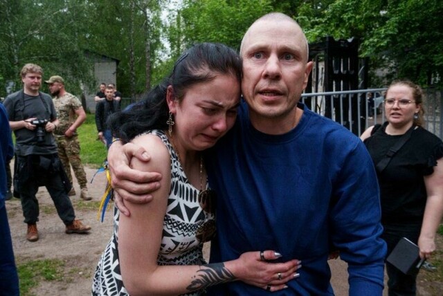 En ukrainsk soldat blir tatt imot etter å ha blitt løslatt fra russisk fangenskap i forbindelse med en større fangeutveksling.