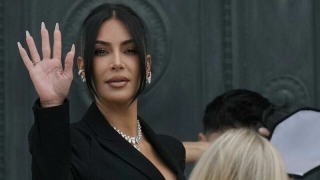 Kim Kardashian fotografert da hun ankom retten tirsdag. Til høsten skal hun spille skilsmisseadvokat i en ny rettsdramaserie.