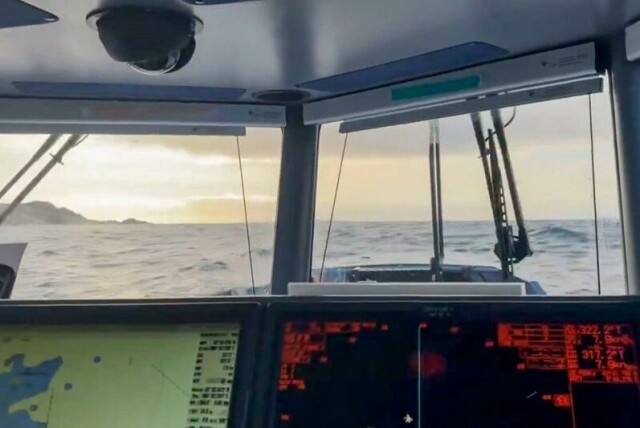 Redningsskøytene Kristian Gerhard Jebsen og Simrad Buholmen SRK søker etter to personer som har falt ut av en kantret båt utenfor Kråkenes fyr i Kinn kommune. En person er funnet og fraktet til sykehus.